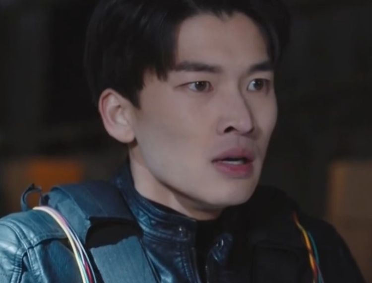 “Bóng tùng quân” tập cuối: Ngụy Lam bị cài bom lên người, Hồng Tinh Tinh bất chấp lao vào cứu chồng