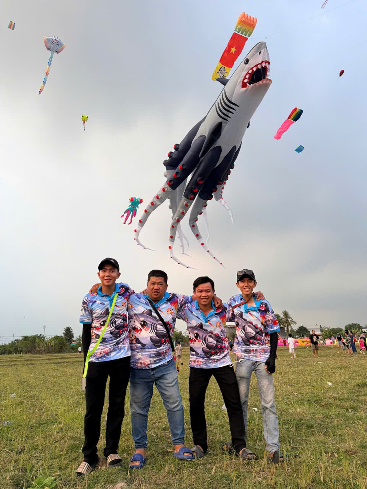 canh dong dieu ngoai o tp.hcm tap nap nguoi den vui choi - 15