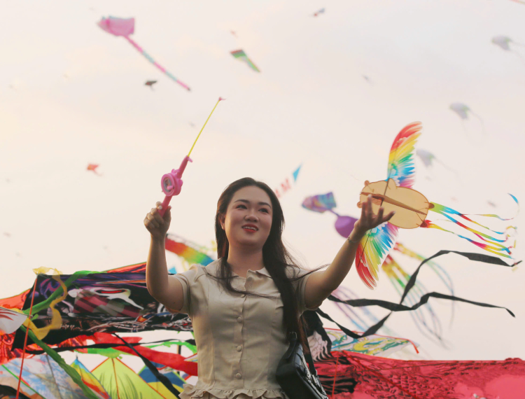 Cánh đồng diều ngoại ô TP.HCM tấp nập người đến vui chơi