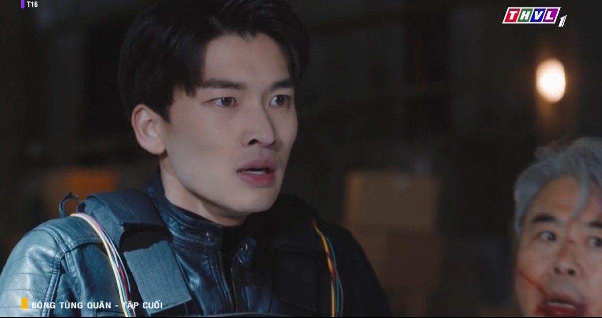 “Bóng tùng quân” tập cuối: Ngụy Lam bị cài bom lên người, Hồng Tinh Tinh bất chấp lao vào cứu chồng - 1