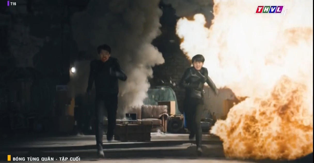 “Bóng tùng quân” tập cuối: Ngụy Lam bị cài bom lên người, Hồng Tinh Tinh bất chấp lao vào cứu chồng - 4