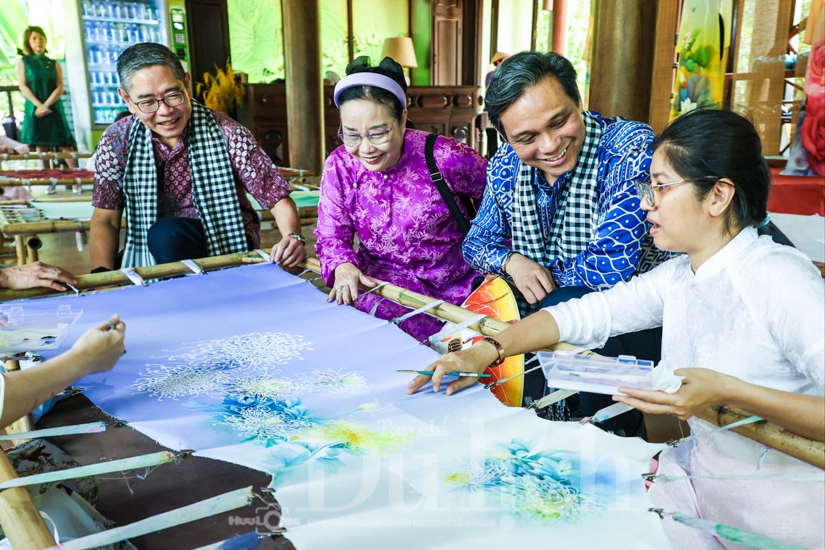 Áo dài Việt - Sứ giả hữu nghị dệt nên sức sống mới giữa dòng chảy hội nhập - 9