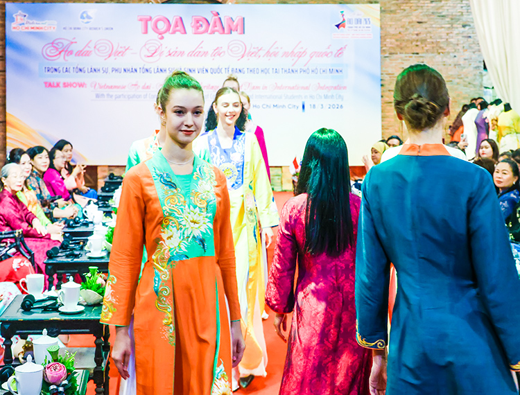 Áo dài Việt - Sứ giả hữu nghị dệt nên sức sống mới giữa dòng chảy hội nhập