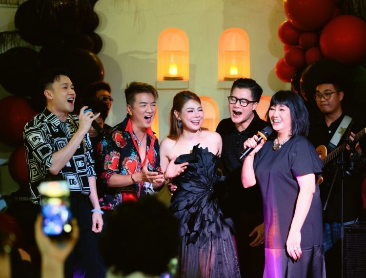 Chồng doanh nhân Việt Kiều bất ngờ từ Mỹ bay về tổ chức sinh nhật hoành tráng cho Thanh Thảo