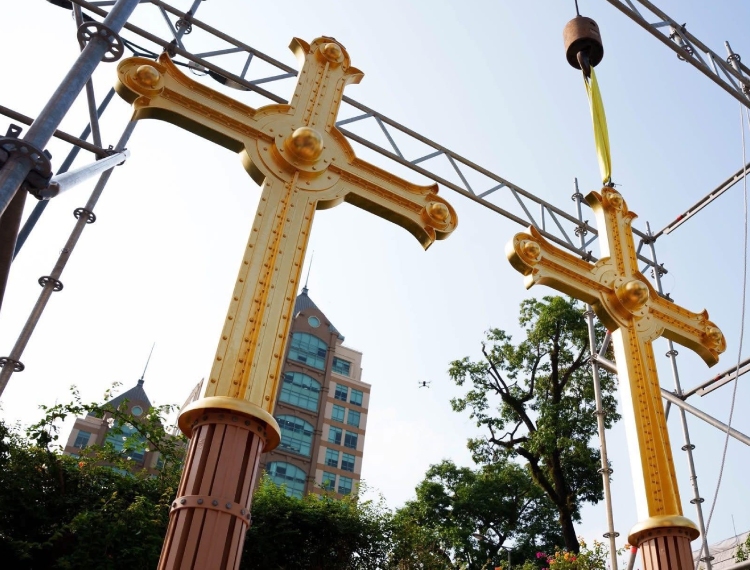 2 Thánh giá mạ vàng trở lại đỉnh Nhà thờ Đức Bà Sài Gòn sau gần một thập kỷ trùng tu