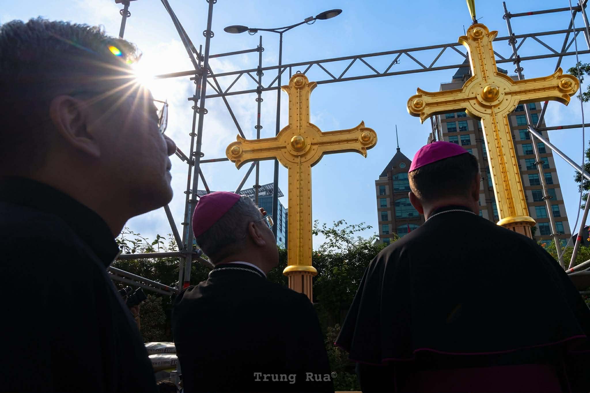 2 Thánh giá mạ vàng trở lại đỉnh Nhà thờ Đức Bà Sài Gòn sau gần một thập kỷ trùng tu - 1