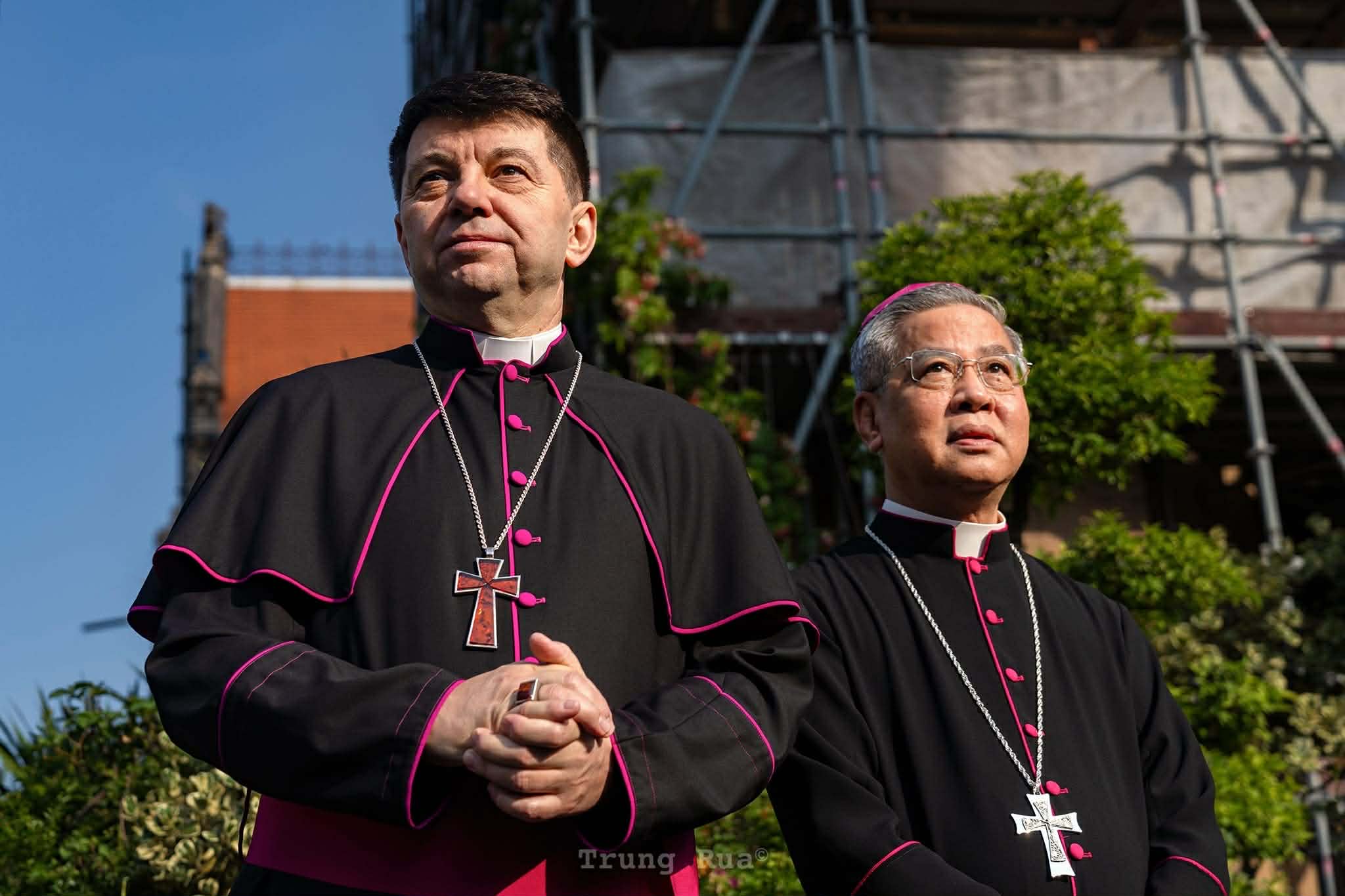 2 Thánh giá mạ vàng trở lại đỉnh Nhà thờ Đức Bà Sài Gòn sau gần một thập kỷ trùng tu - 3