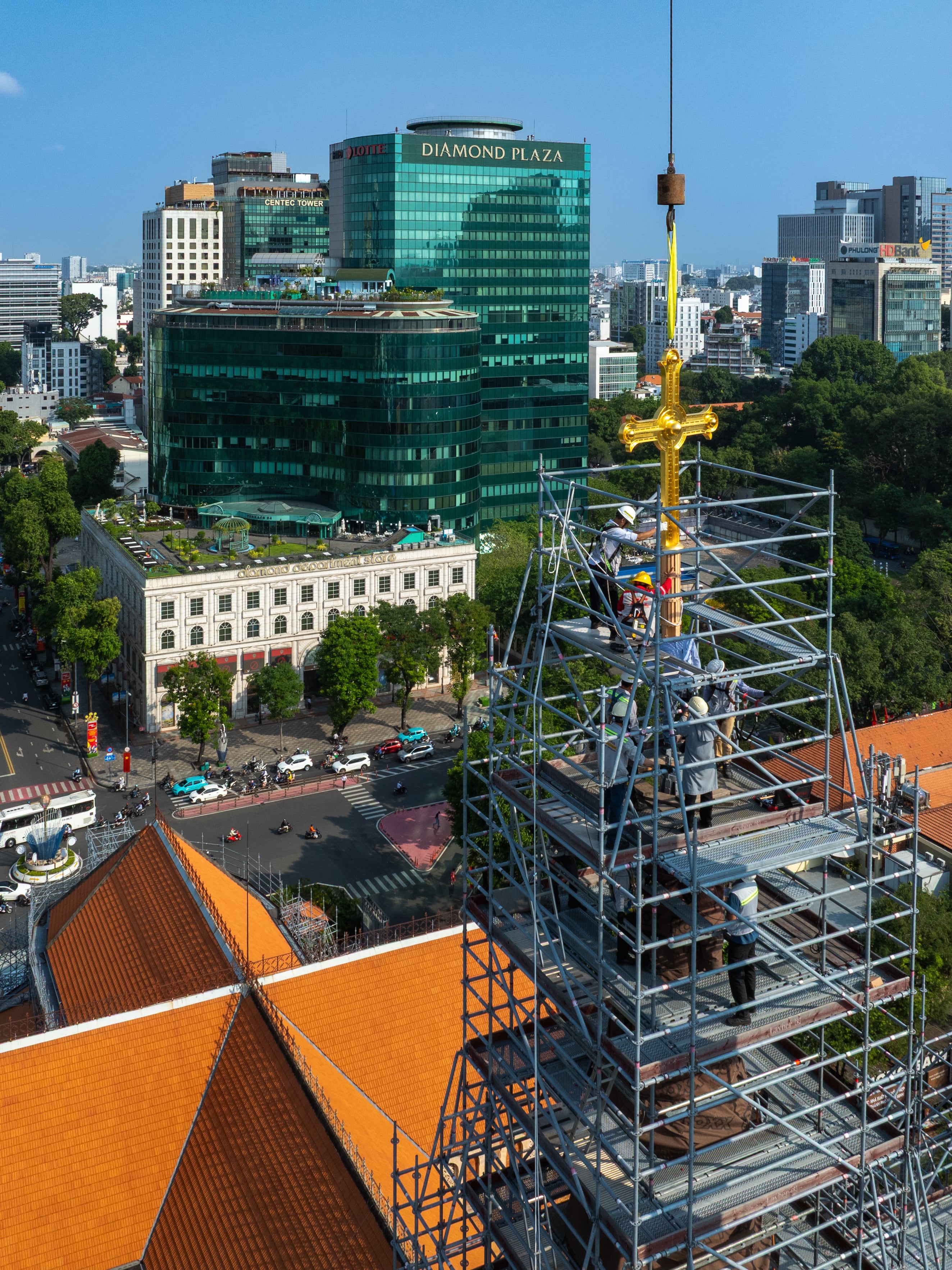 2 Thánh giá mạ vàng trở lại đỉnh Nhà thờ Đức Bà Sài Gòn sau gần một thập kỷ trùng tu - 6