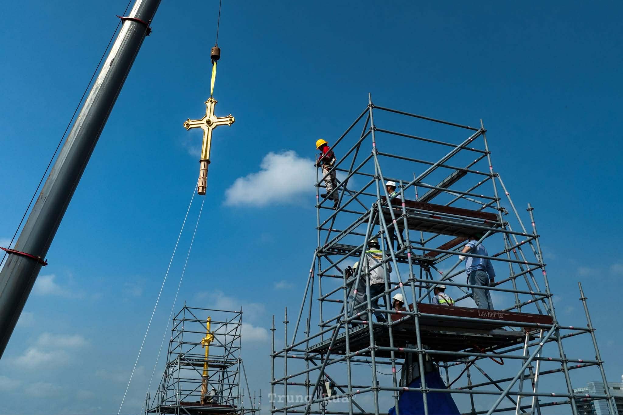 2 Thánh giá mạ vàng trở lại đỉnh Nhà thờ Đức Bà Sài Gòn sau gần một thập kỷ trùng tu - 4