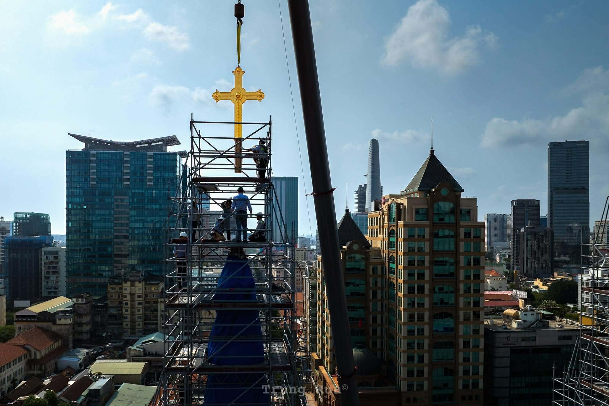 2 Thánh giá mạ vàng trở lại đỉnh Nhà thờ Đức Bà Sài Gòn sau gần một thập kỷ trùng tu - 5