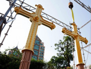 2 Thánh giá mạ vàng trở lại đỉnh Nhà thờ Đức Bà Sài Gòn sau gần một thập kỷ trùng tu