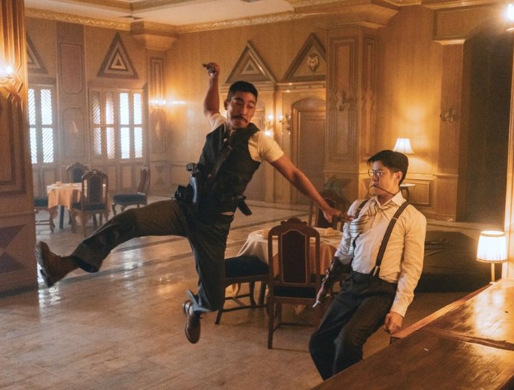 Nam thần Mario Maurer trật chân, đấm tím mặt bạn diễn trong 