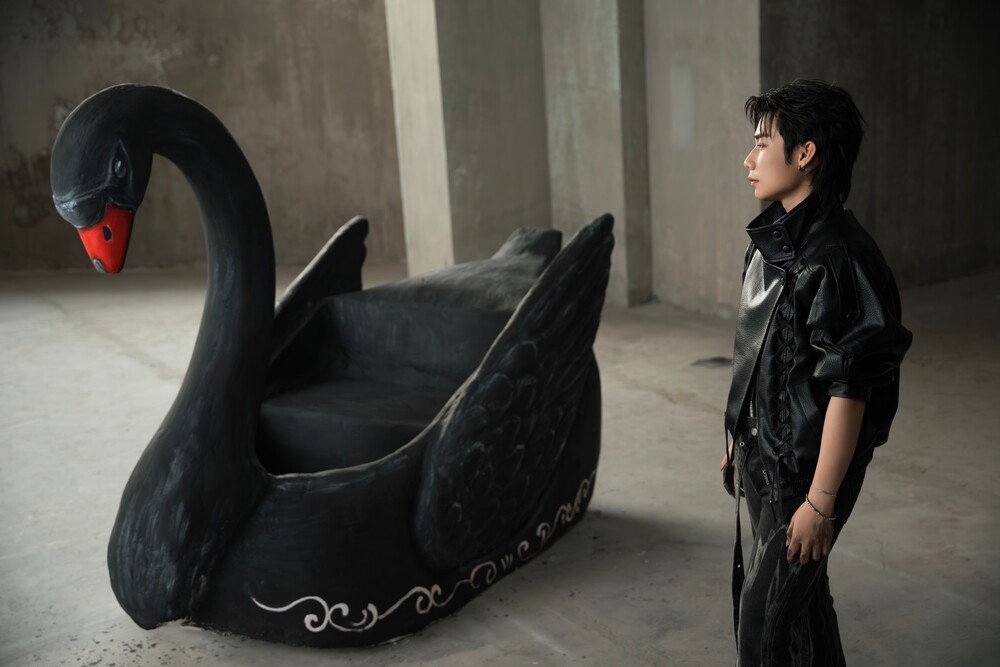 Sau “Tân binh toàn năng”, SWAN chào sân solo với MV “Có lẽ” giàu cảm xúc - 2