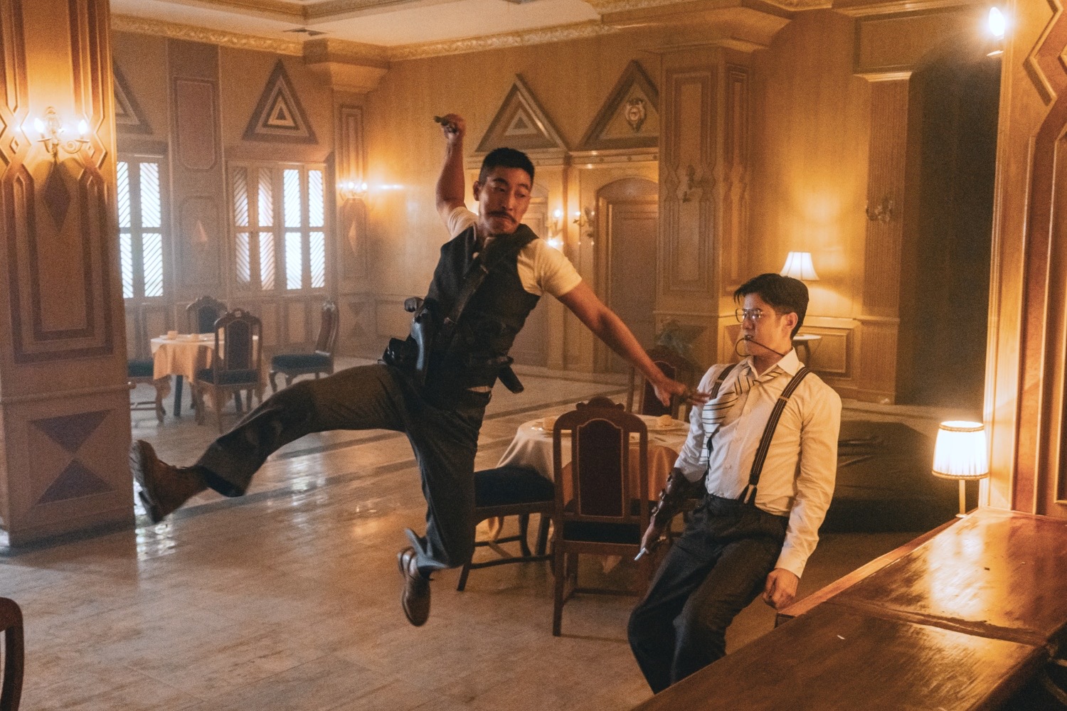 Nam thần Mario Maurer trật chân, đấm tím mặt bạn diễn trong "Tứ hổ đại náo" - 1