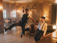 Nam thần Mario Maurer trật chân, đấm tím mặt bạn diễn trong 