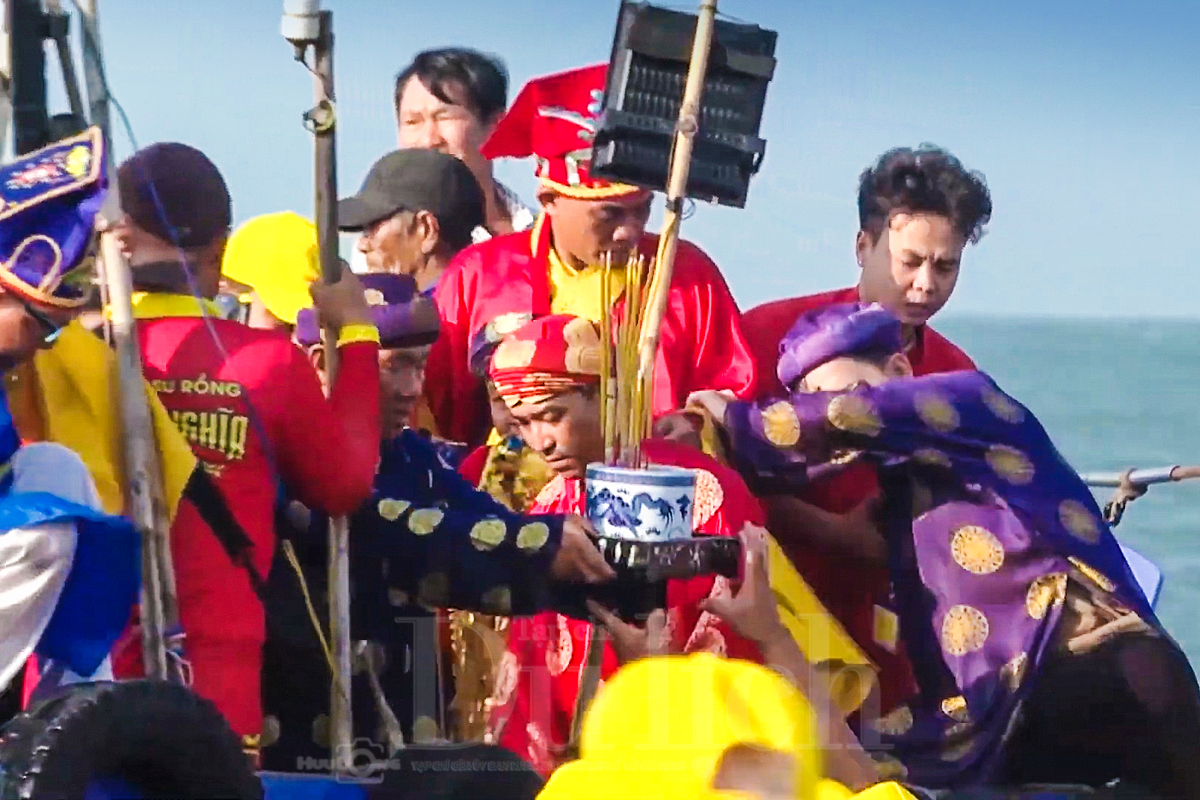Linh đình nghi thức Thỉnh Cô rực rỡ sắc màu thiêng liêng miền duyên hải - 7