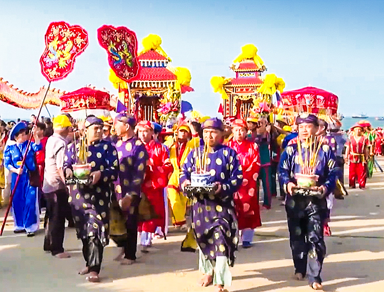 Linh đình nghi thức Thỉnh Cô rực rỡ sắc màu thiêng liêng miền duyên hải