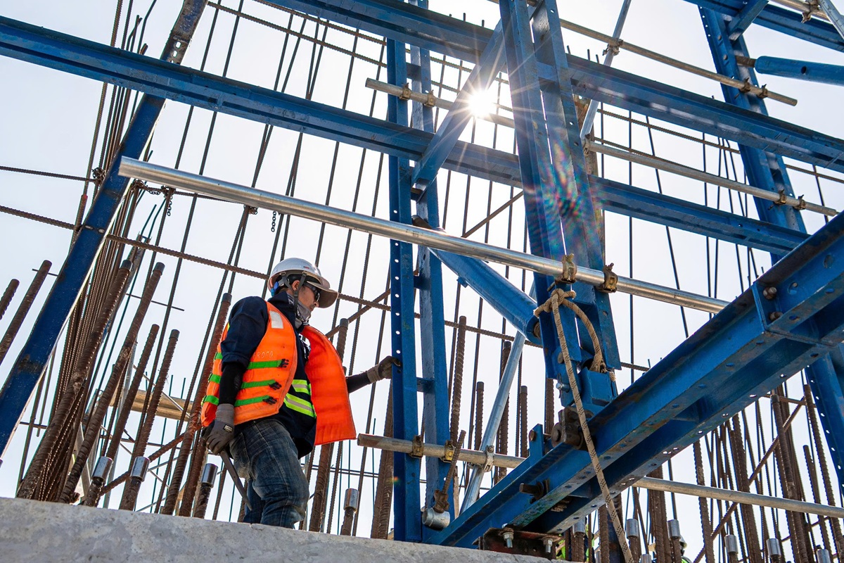 cong truong cau dai ngai 1 tang toc giua ap luc chi phi va khan hiem vat lieu - 8
