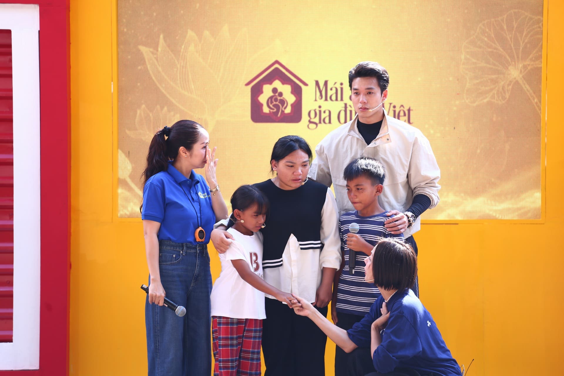 Ốc Thanh Vân, GiGi Hương Giang khóc nức nở trước hoàn cảnh 3 chị em cô bé đồng bào M’nông mồ côi cả cha lẫn mẹ - 2