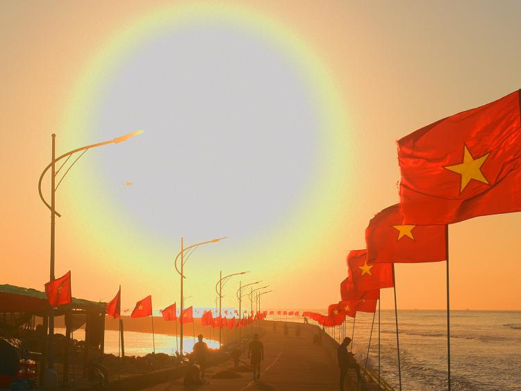 Hoàng hôn rực rỡ giữa màu cờ Tổ quốc thiêng liêng ở đảo Lý Sơn