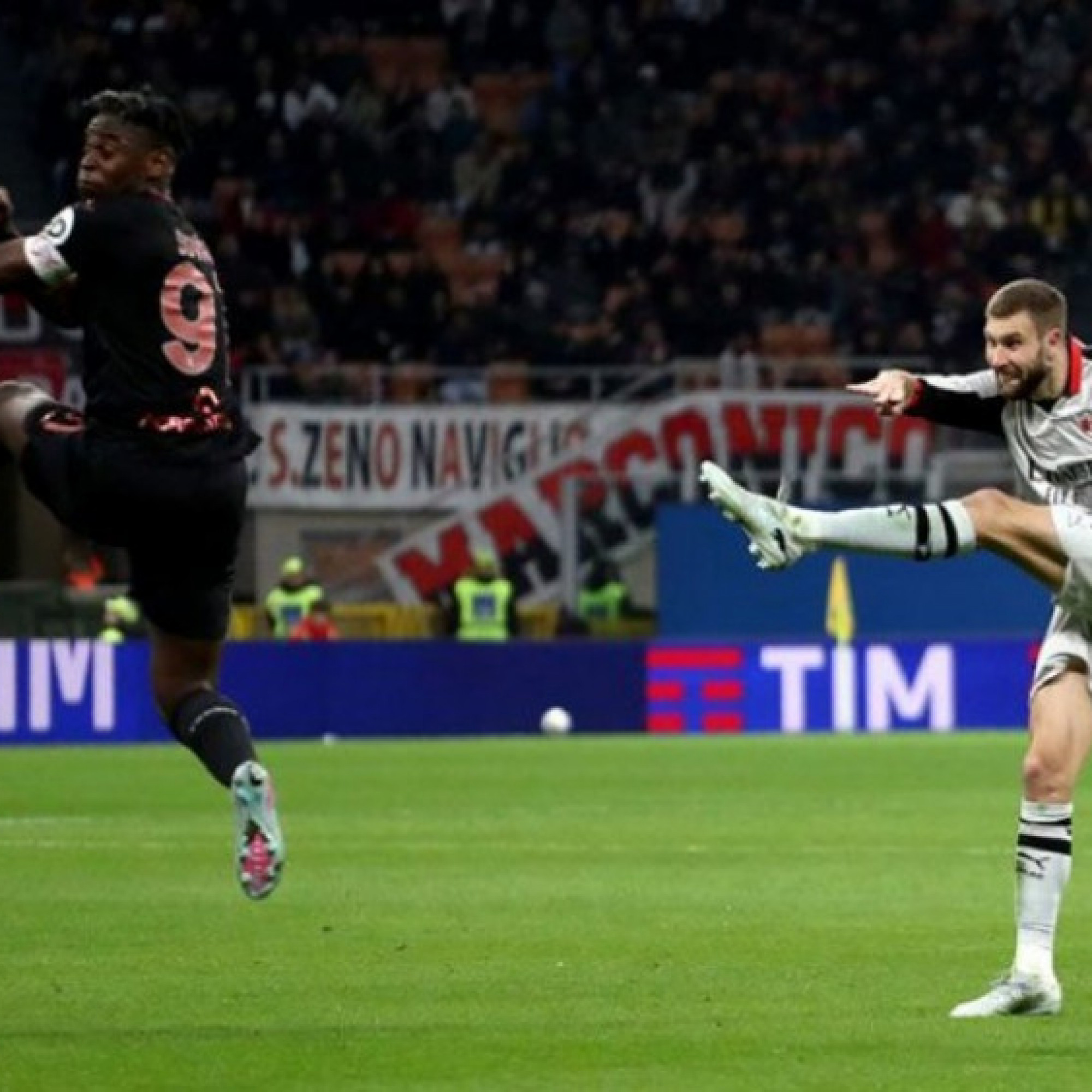  - AC Milan thắng nhọc màn rượt đuổi 5 bàn (Serie A)