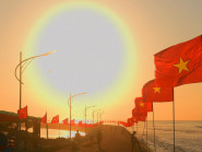 Hoàng hôn rực rỡ giữa màu cờ Tổ quốc thiêng liêng ở đảo Lý Sơn