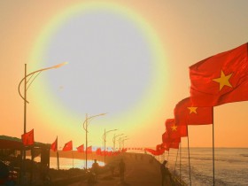 - Hoàng hôn rực rỡ giữa màu cờ Tổ quốc thiêng liêng ở đảo Lý Sơn