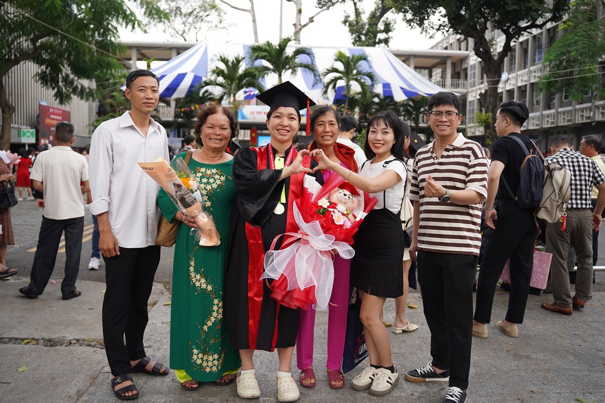 Nữ bác sĩ mang song thai 8,5 tháng, vượt 250 km dự lễ tốt nghiệp - 4