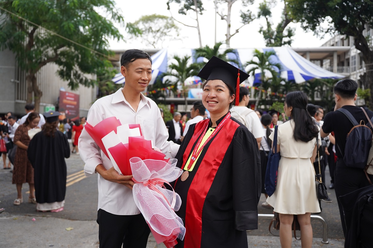 Nữ bác sĩ mang song thai 8,5 tháng, vượt 250 km dự lễ tốt nghiệp - 3