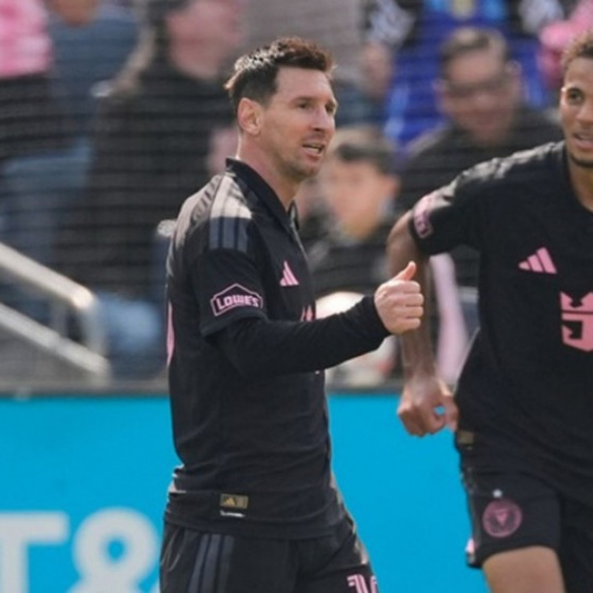  - Rực rỡ Messi ghi siêu phẩm sút phạt, vượt mặt "Vua bóng đá" Pele