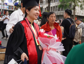  - Nữ bác sĩ mang song thai 8,5 tháng, vượt 250 km dự lễ tốt nghiệp