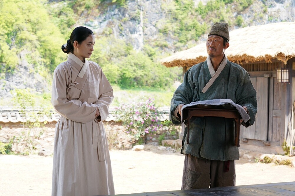 Dưới Bóng Điện Hạ: Phim điện ảnh Top 1 doanh thu mọi thời đại tại Hàn Quốc chuẩn bị đổ bộ rạp Việt - 2