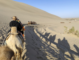  - Cát vẫn di chuyển dưới chân những kẻ đi tìm dấu người xưa