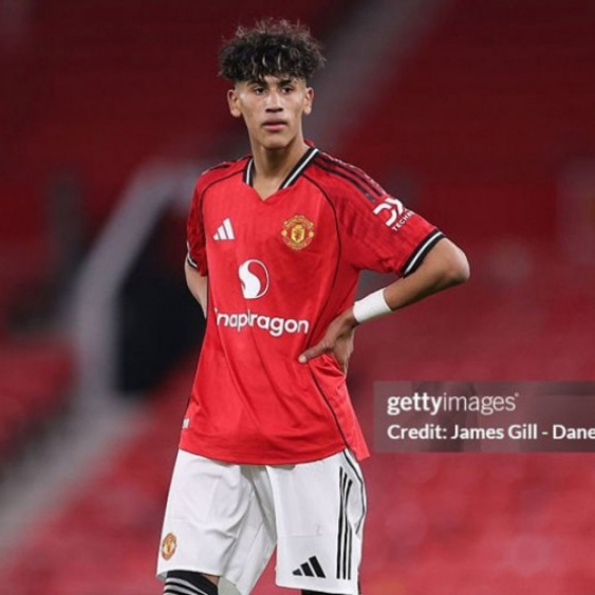  - Thần đồng 15 tuổi được MU ưu ái đặc biệt, mở toang cửa lên đội một