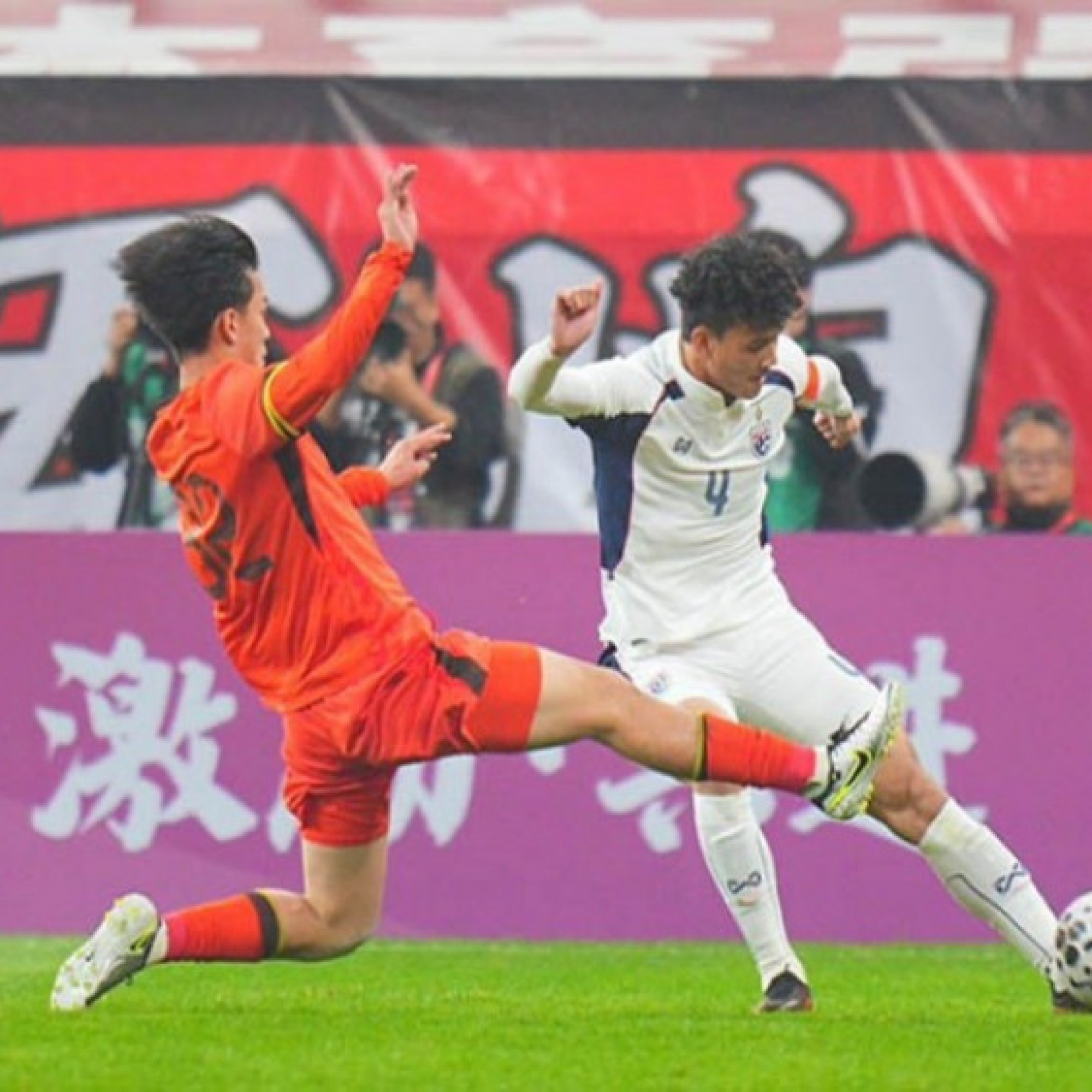  - U23 Trung Quốc - U23 Thái Lan biến sân bóng thành võ đài, 2 thẻ đỏ thích đáng