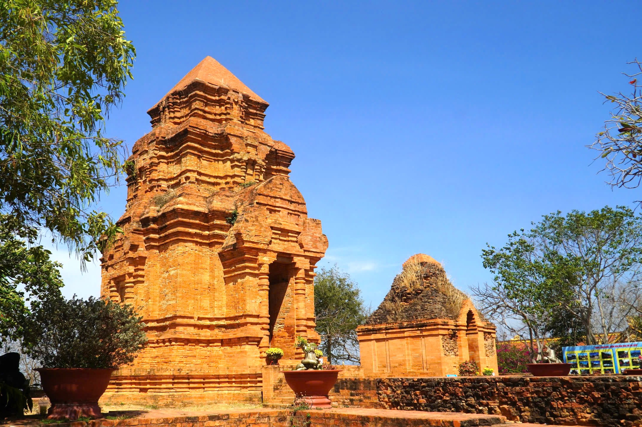 Đến Mũi Né tắm biển, du khách nhớ ghé tham quan tháp cổ Po Sah Inư - 1