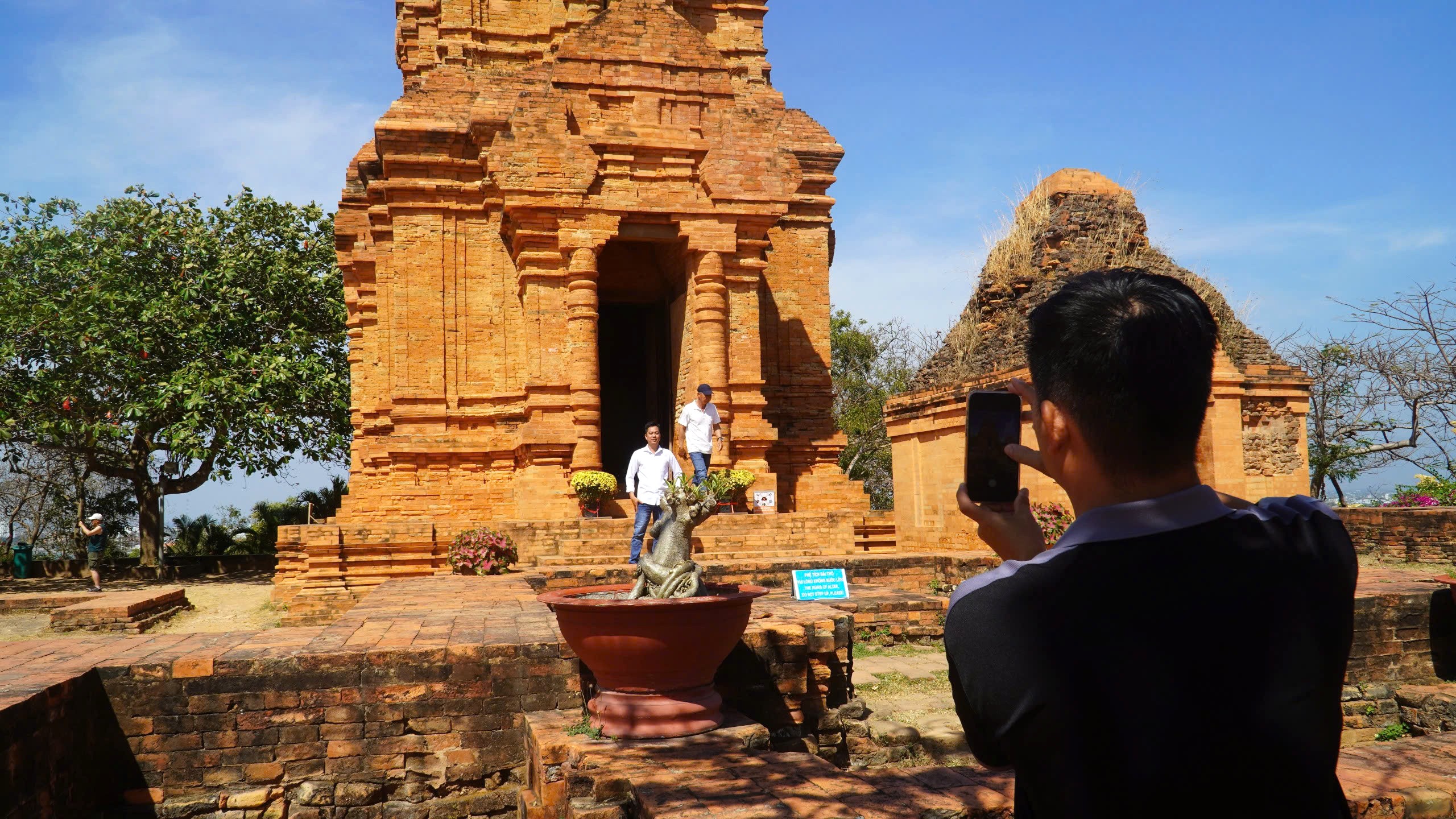 Đến Mũi Né tắm biển, du khách nhớ ghé tham quan tháp cổ Po Sah Inư - 2