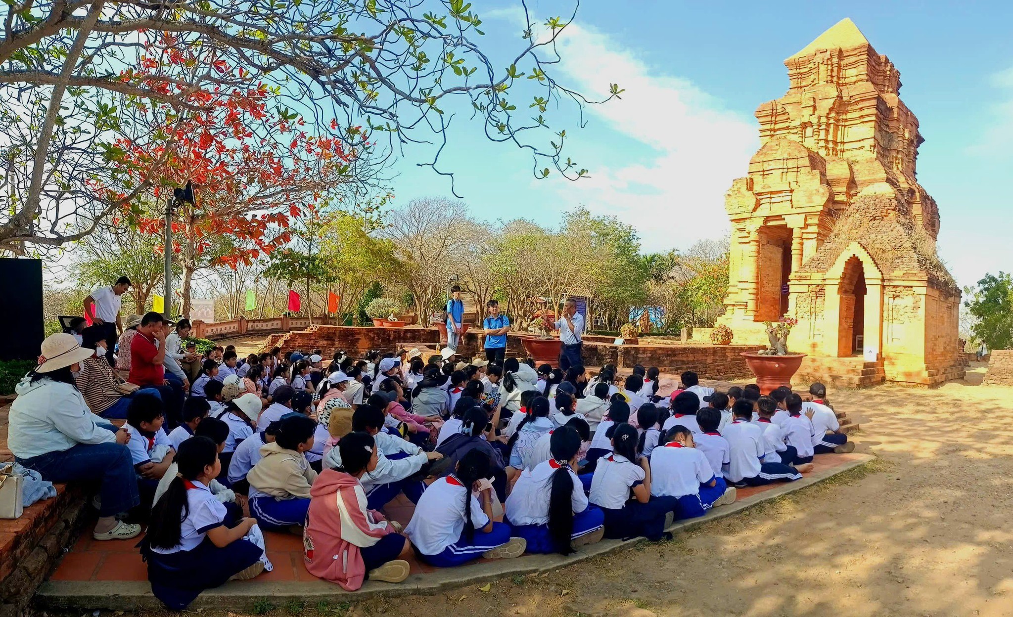 Đến Mũi Né tắm biển, du khách nhớ ghé tham quan tháp cổ Po Sah Inư - 7