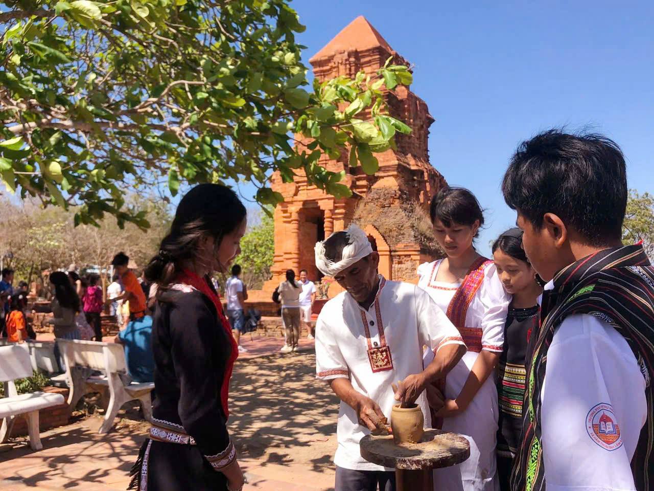 Đến Mũi Né tắm biển, du khách nhớ ghé tham quan tháp cổ Po Sah Inư - 8