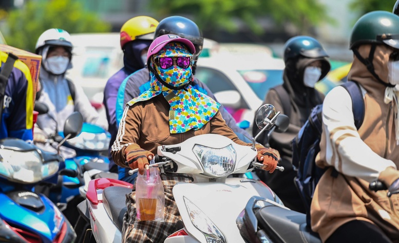 TP.HCM nắng gắt, du khách cần làm gì để chuyến đi thoải mái nhất? - 1