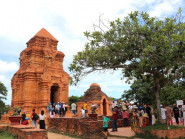 Đến Mũi Né tắm biển, du khách nhớ ghé tham quan tháp cổ Po Sah Inư