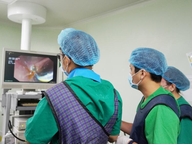 Bác sĩ lấy xương cá 3 cm xuyên vào đường mật người đàn ông ở Cần Thơ