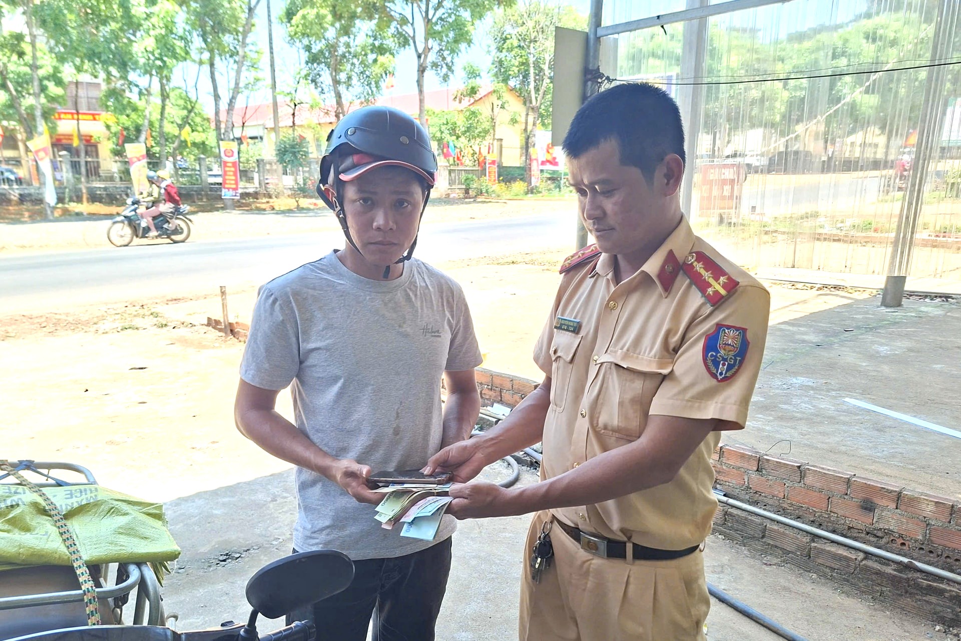 CSGT Lâm Đồng trao trả tài sản cho người đánh rơi - 1