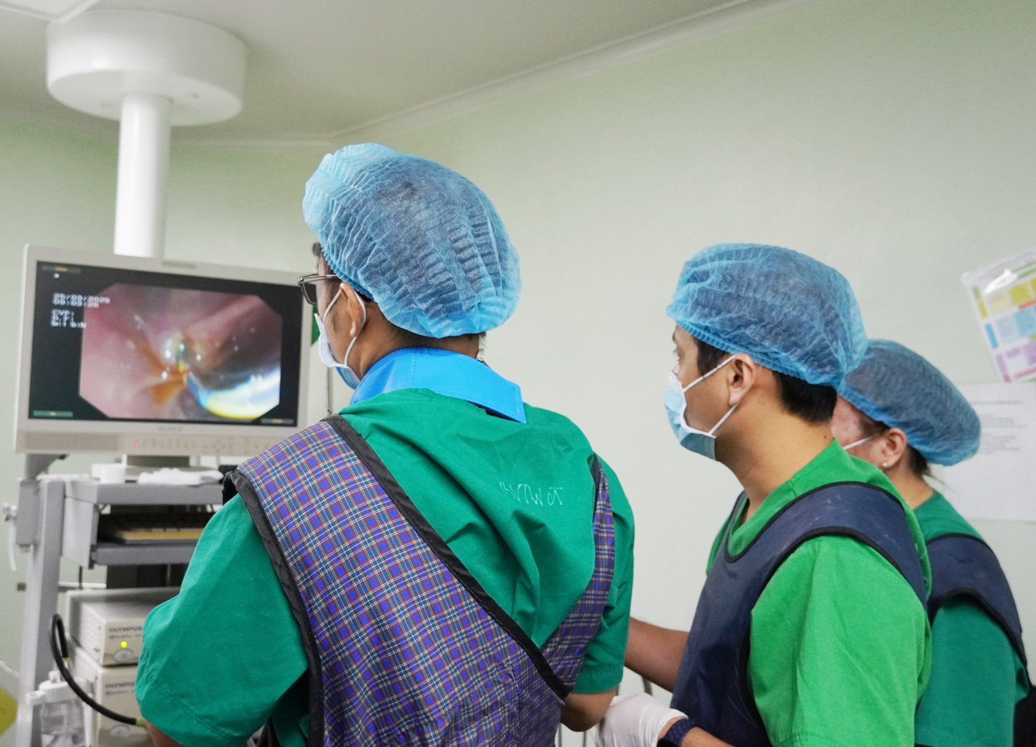 Bác sĩ lấy xương cá 3 cm xuyên vào đường mật người đàn ông ở Cần Thơ - 3