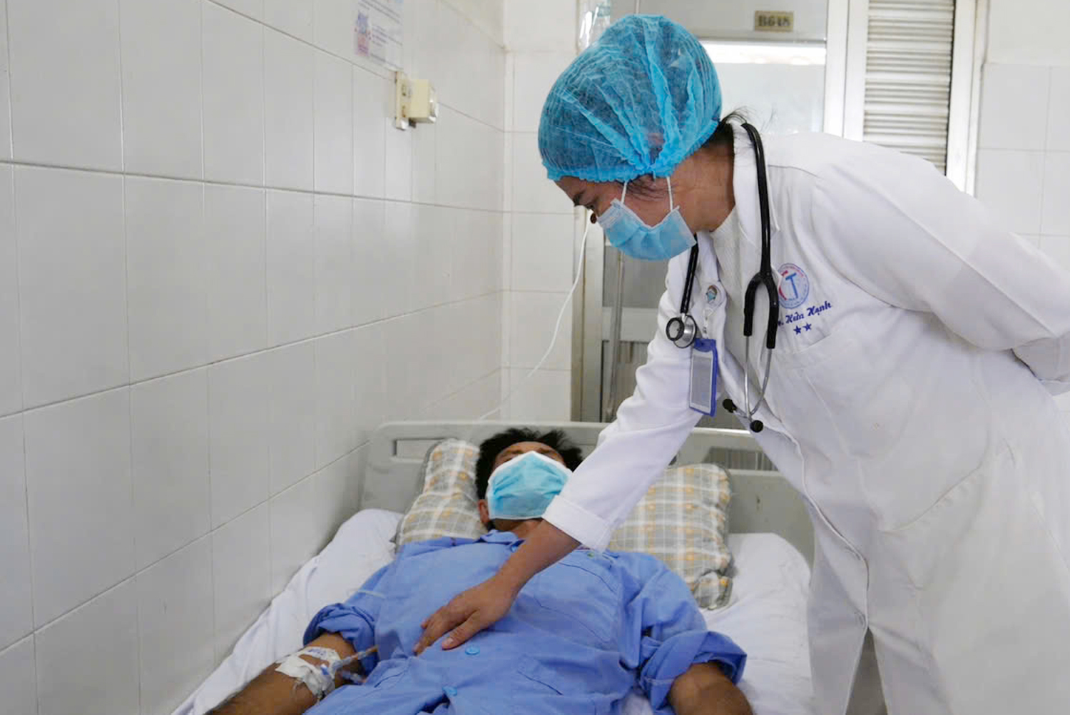 Bác sĩ lấy xương cá 3 cm xuyên vào đường mật người đàn ông ở Cần Thơ - 4