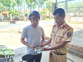  - CSGT Lâm Đồng trao trả tài sản cho người đánh rơi