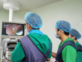  - Bác sĩ lấy xương cá 3 cm xuyên vào đường mật người đàn ông ở Cần Thơ