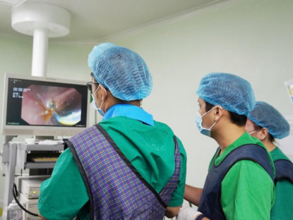  - Bác sĩ lấy xương cá 3 cm xuyên vào đường mật người đàn ông ở Cần Thơ