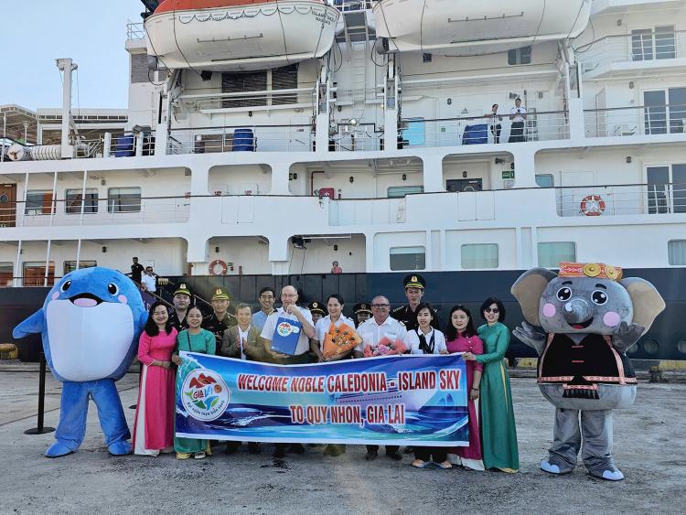 Tàu du lịch quốc tế NOBLE CALEDONIA – ISLAND SKY đưa du khách đến phố biển Quy Nhơn