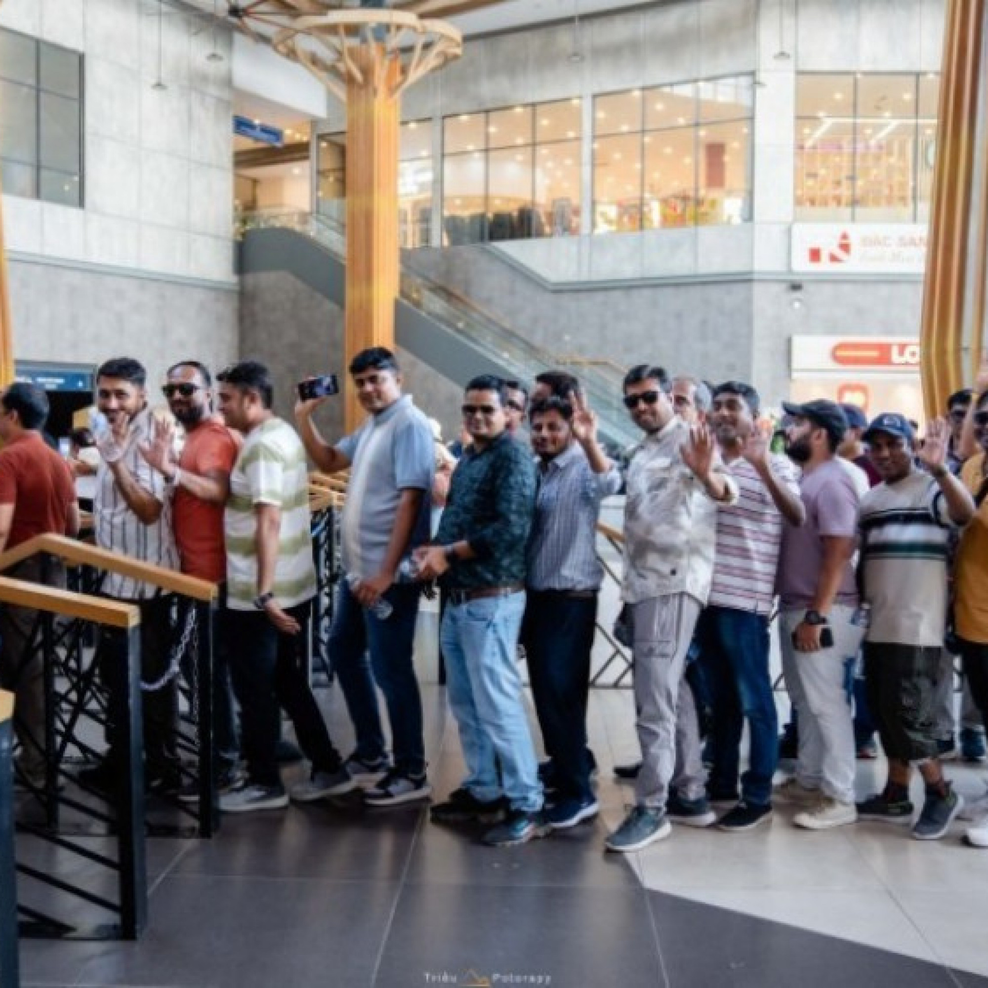  - Du khách quốc tế tấp nập chiêm bái núi Bà Đen